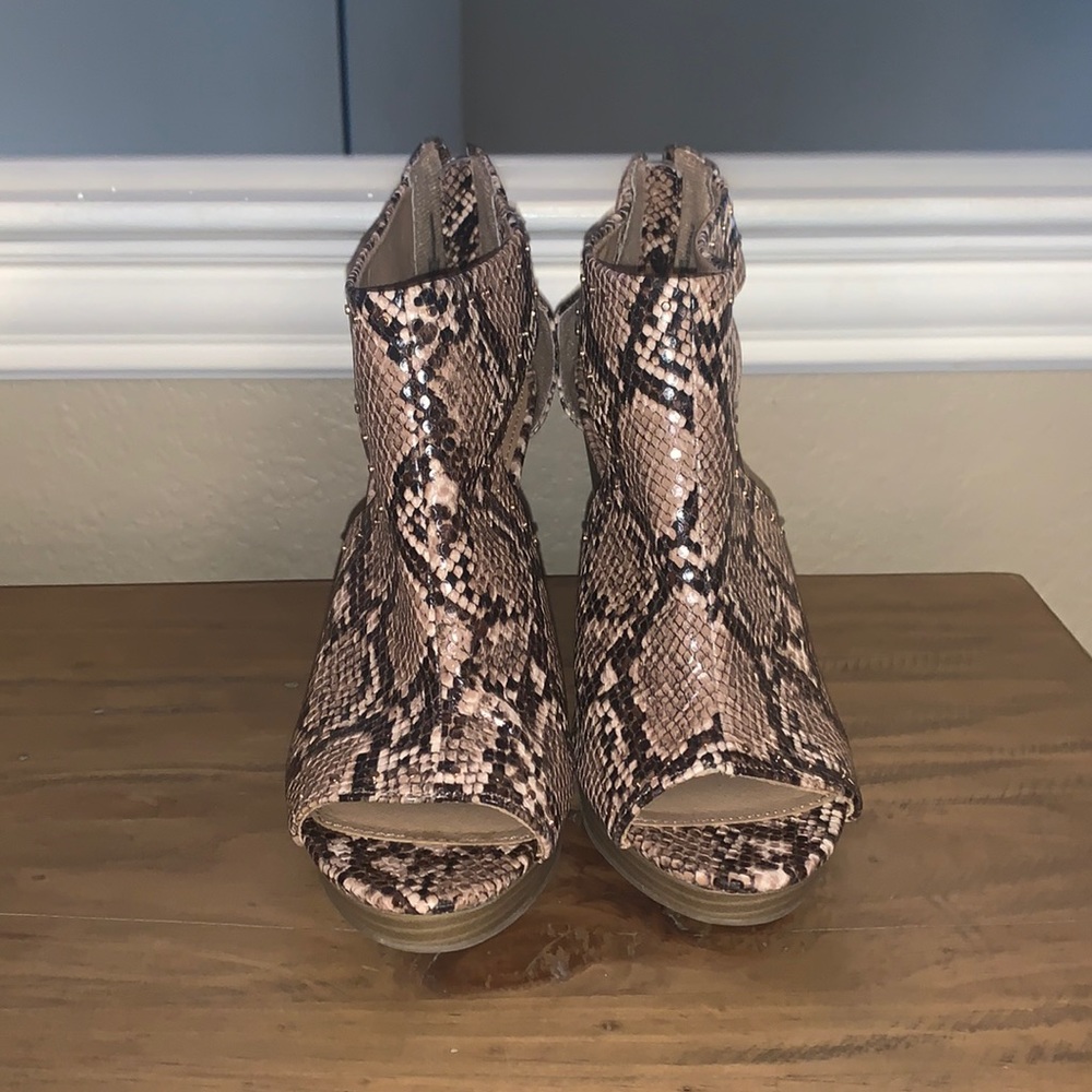 Open-toed snakeskin heels